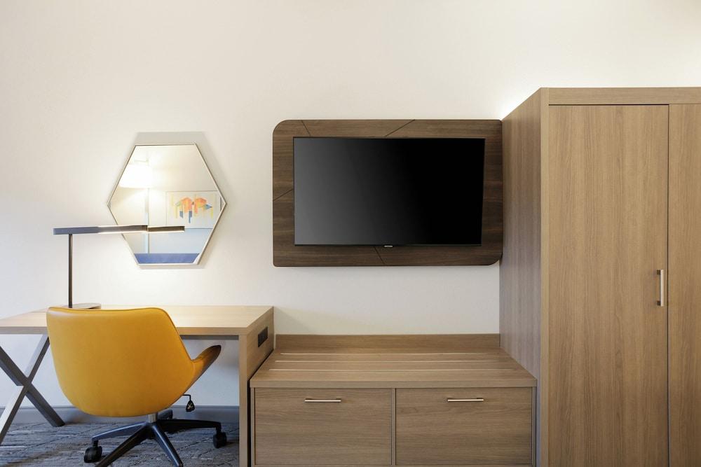 Holiday Inn Express & Suites Linden – Newark South by IHG photo 14
