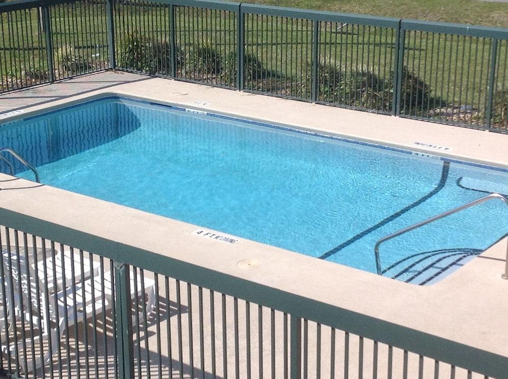 Super 8 by Wyndham Brunswick South/I-95 photo 13