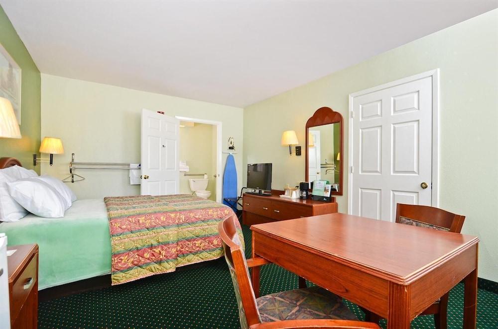 Pine Point Inn & Suites photo 3