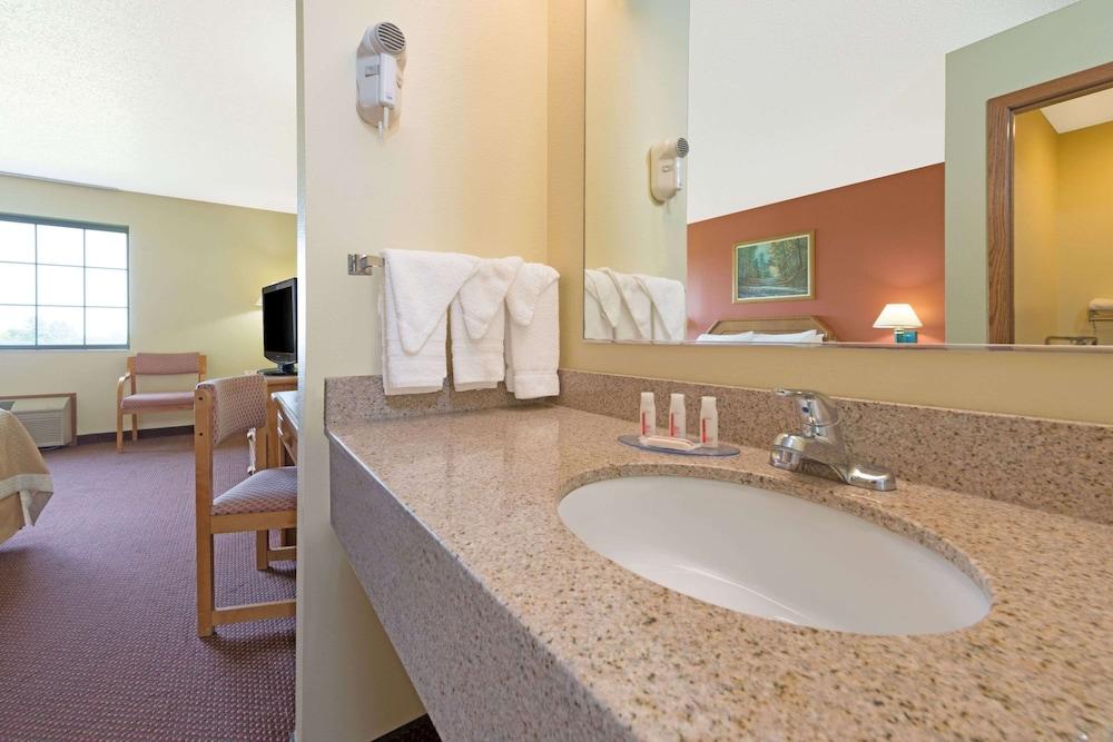 Days Inn by Wyndham Cameron photo 13