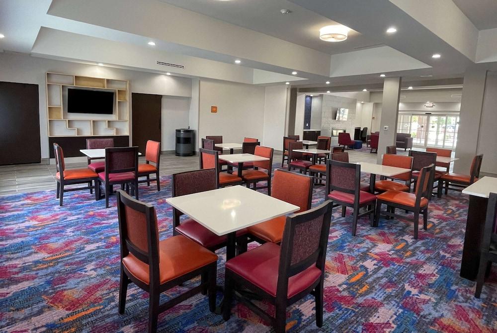 La Quinta Inn and Suites by Wyndham Schertz-San Antonio-Selma photo 12