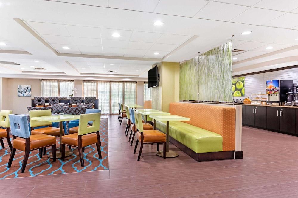 La Quinta Inn & Suites by Wyndham Tampa North I-75 photo 10