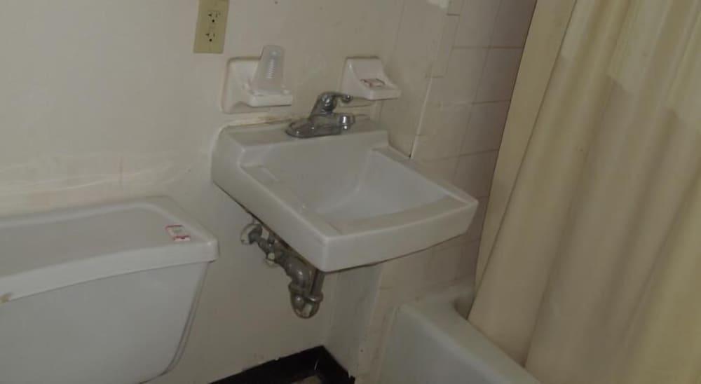 Lee's Motel photo 11