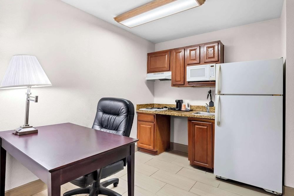 MainStay Suites Addison-Dallas photo 25