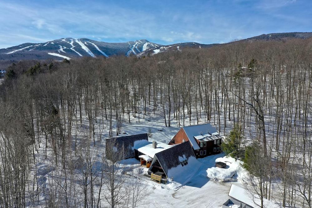 Rent An Inn! Takeover The Birch Ridge W/ Your Group. Mountain Lodge: 11 Rooms, Bar, Fireplace. 28ppl 11 Bedroom Home — hotel in Killington