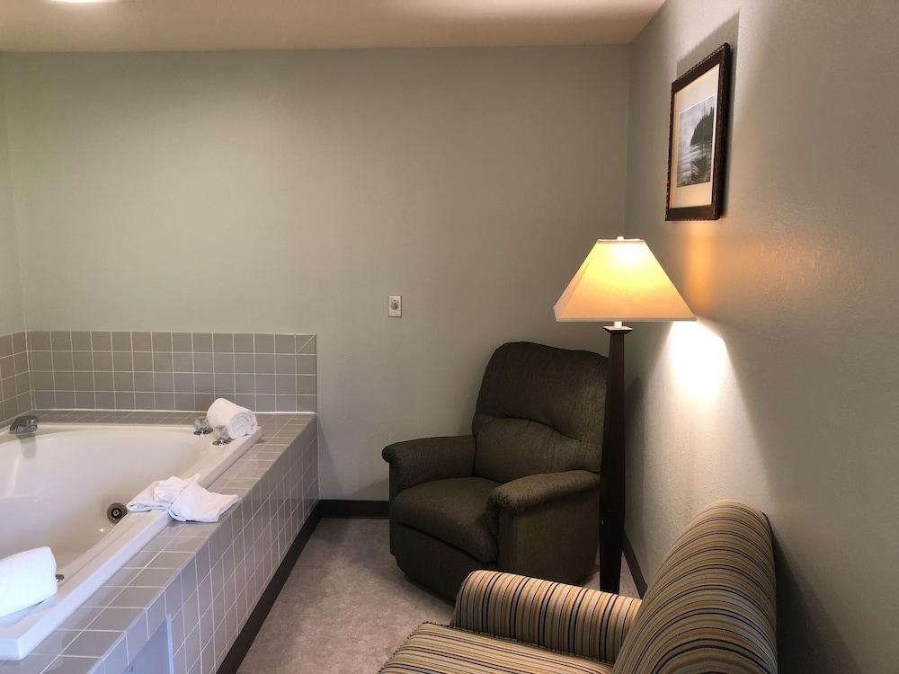 Days Inn by Wyndham Iron Mountain photo 48