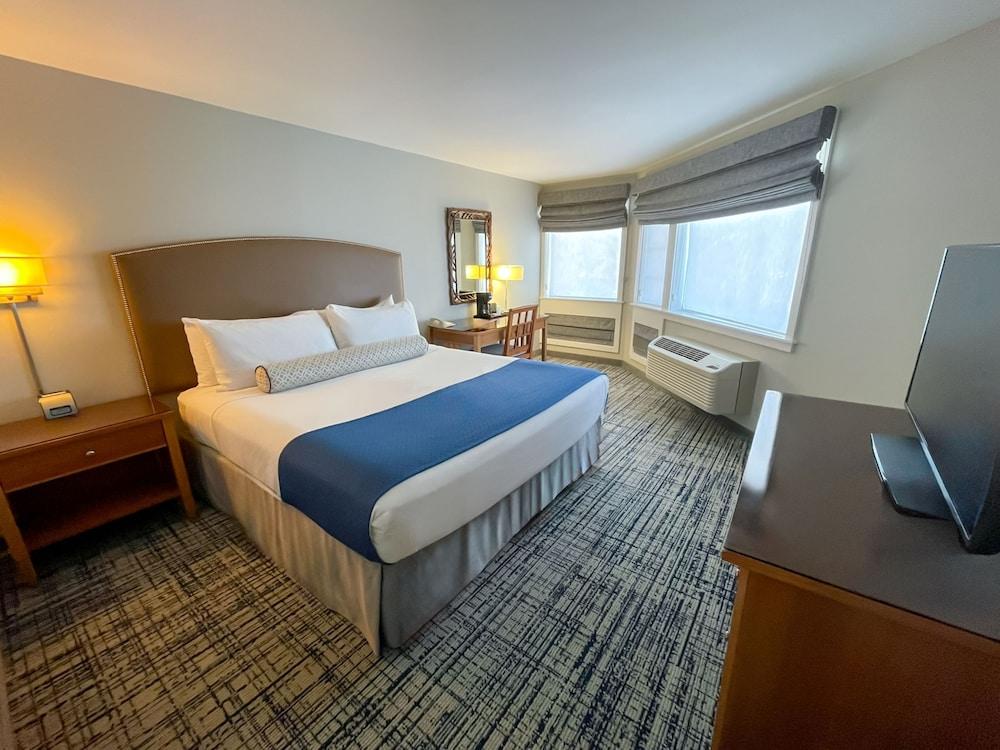 Water's Edge Resort & Spa photo 37