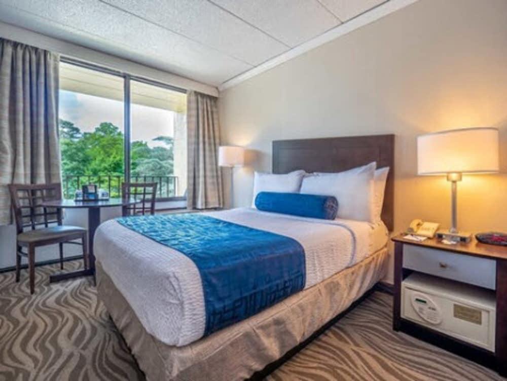 The Breakers Hotel & Suites photo 42