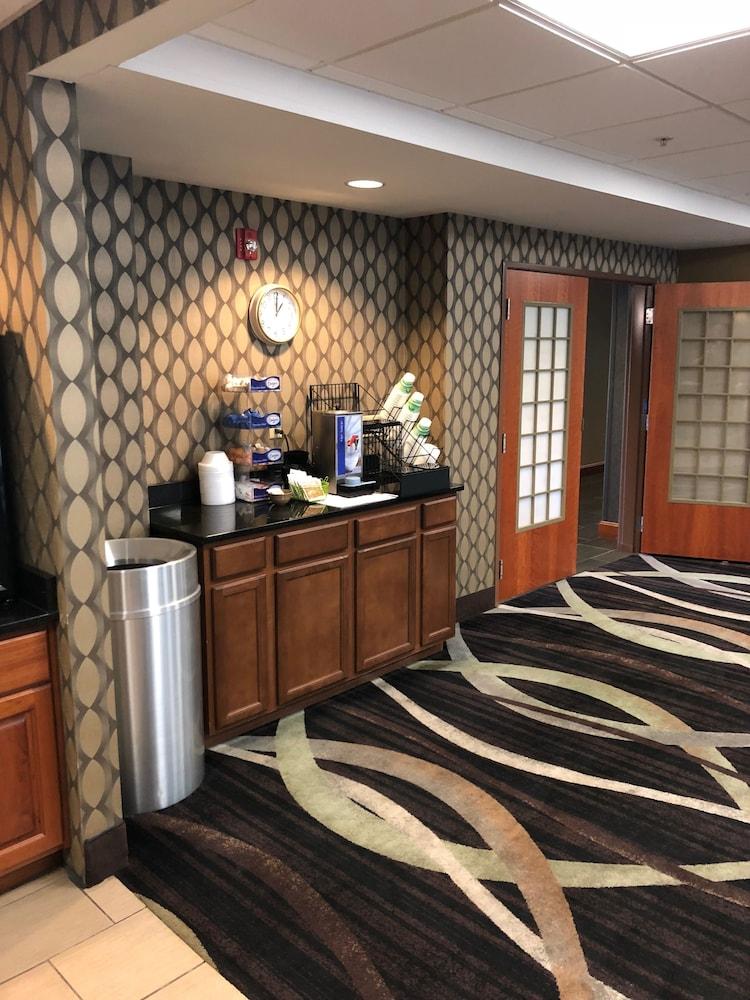 Country View Inn & Suites photo 7