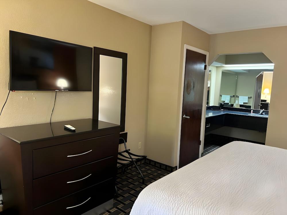 Days Inn & Suites by Wyndham Pine Bluff photo 24
