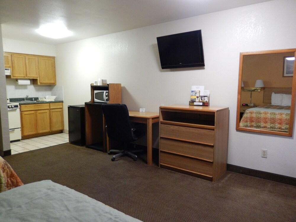 Pearsall Executive Inn photo 7