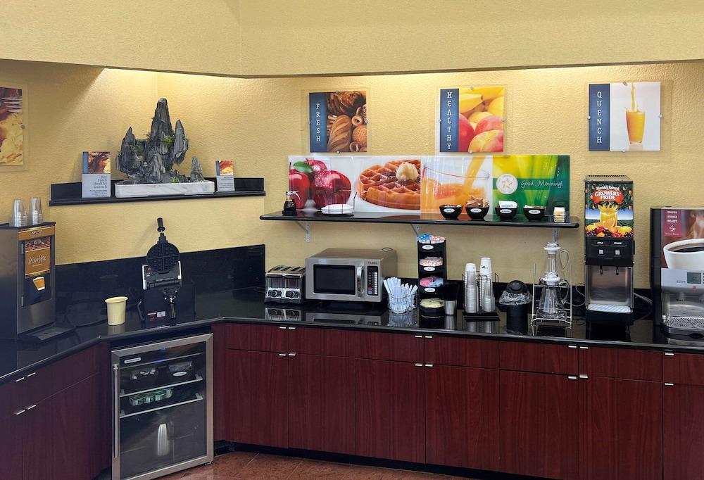 Quality Inn & Suites Houston Northwest - Cypress photo 8