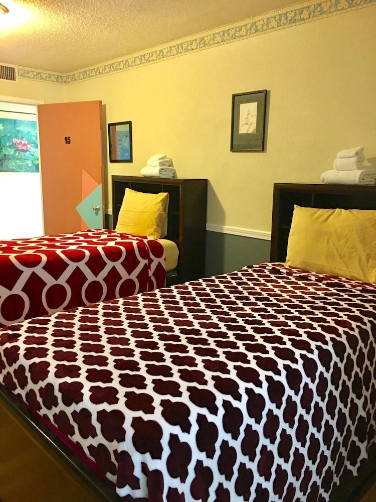 Traveler's Bed & Breakfast Hostel photo 31
