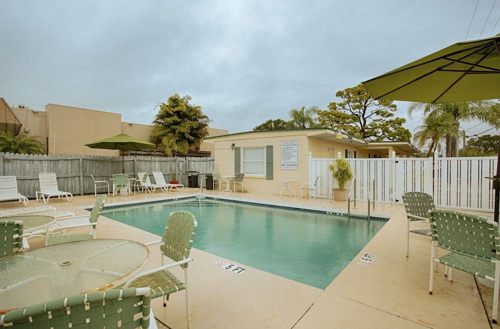 Island Breeze Inn photo 37