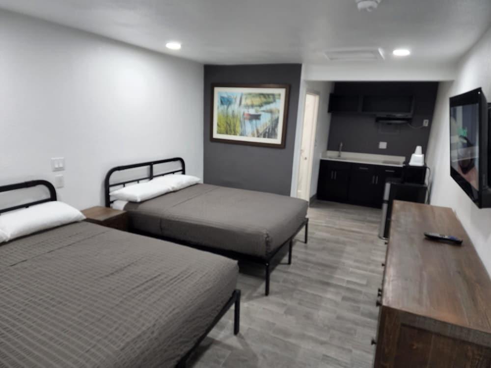 Rodeway Inn photo 8