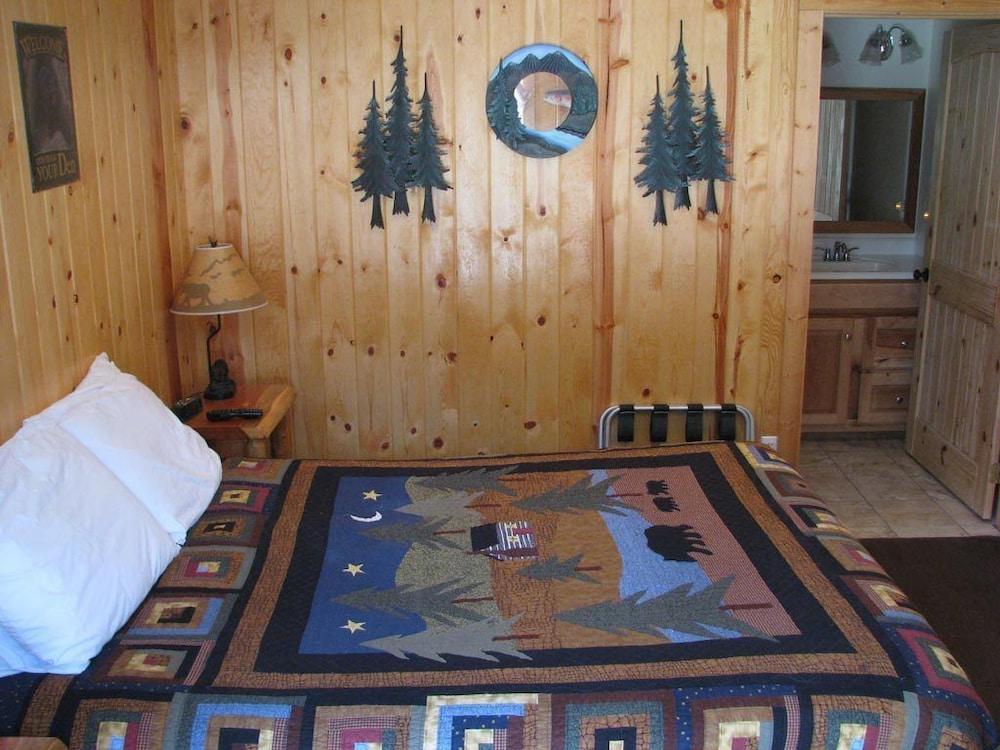 Evergreen Motel photo 8