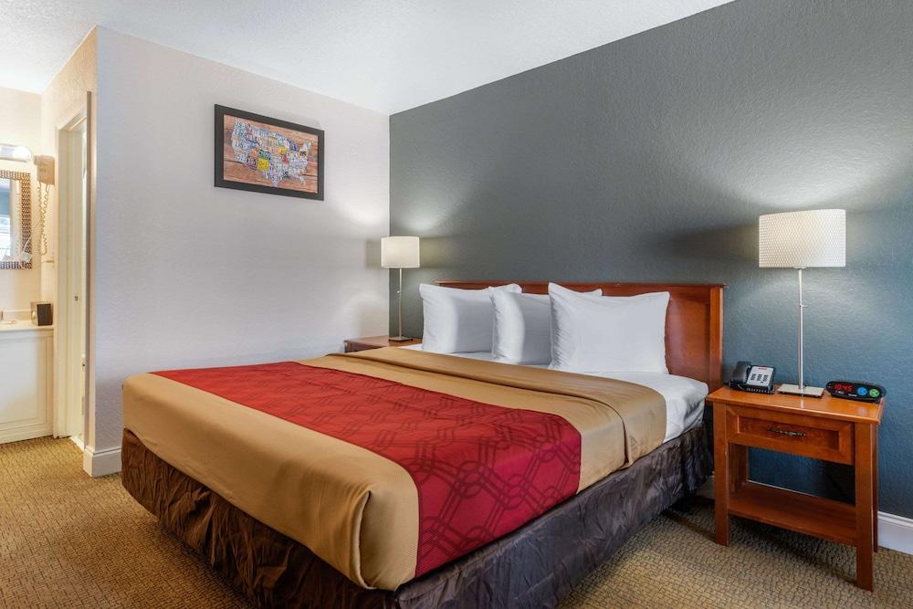 Econo Lodge Airport at RJ Stadium photo 5