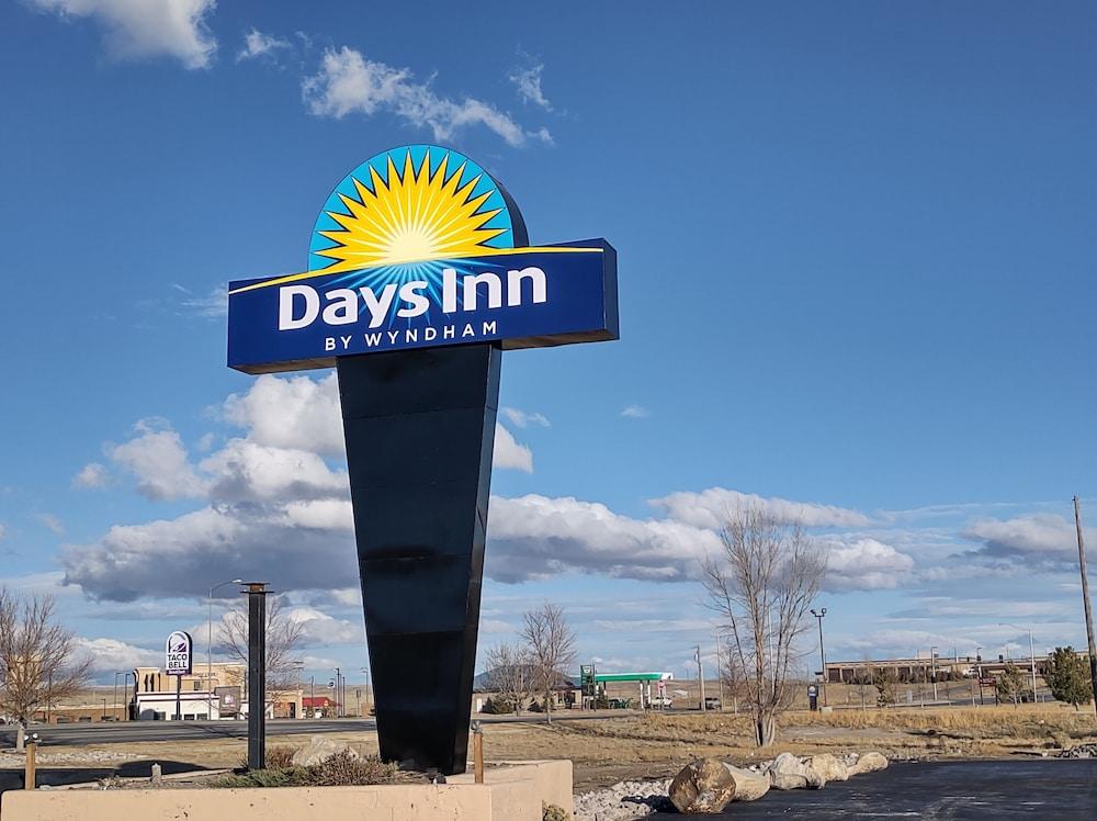 Days Inn by Wyndham Rawlins photo 45