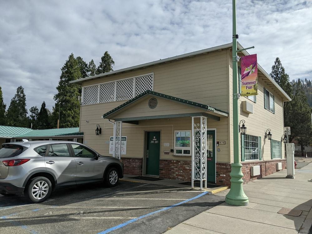 Hi-Lo Motel, Cafe and RV Park Mount Shasta Area — hotel in Weed