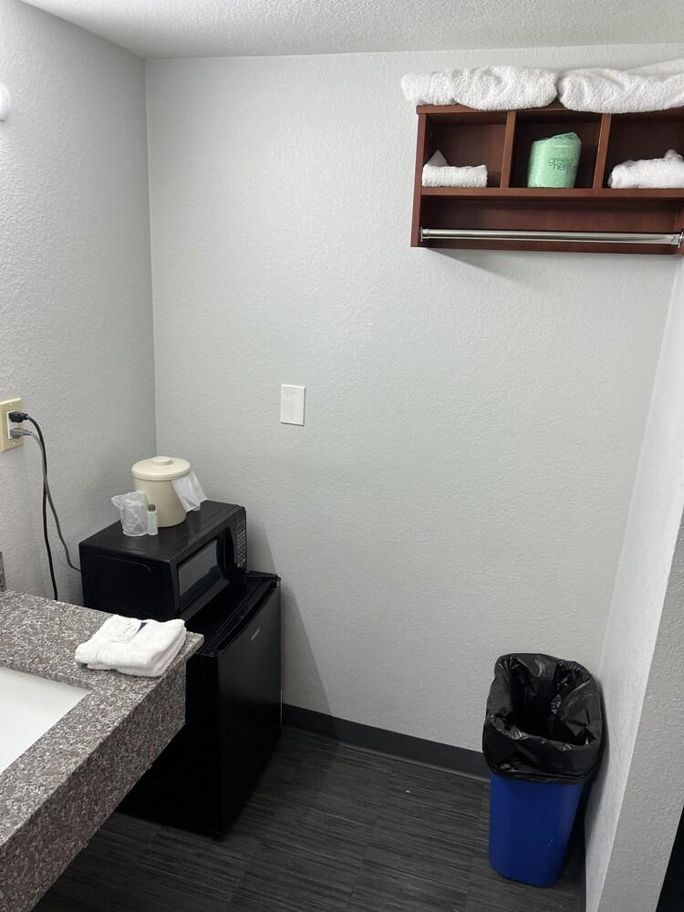 Rodeway Inn Commerce photo 10