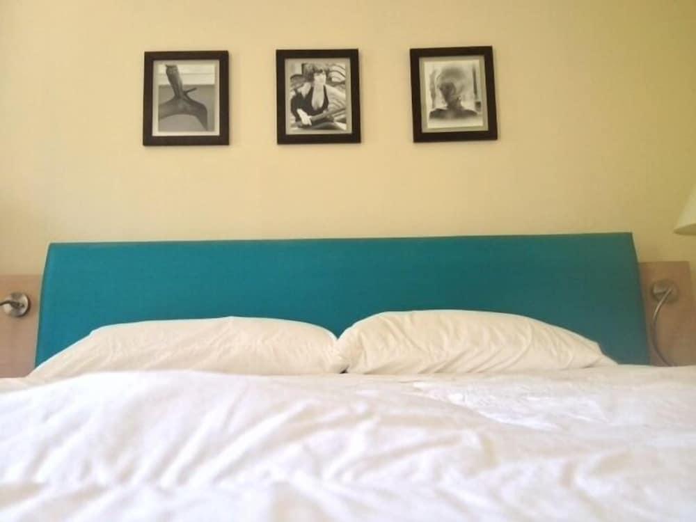 Holiday House Motel photo 25