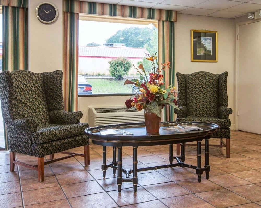 Econo Lodge Inn & Suites Columbus near Fort Benning photo 2