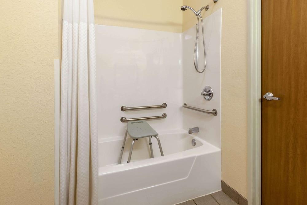 Super 8 by Wyndham Big Rapids photo 17