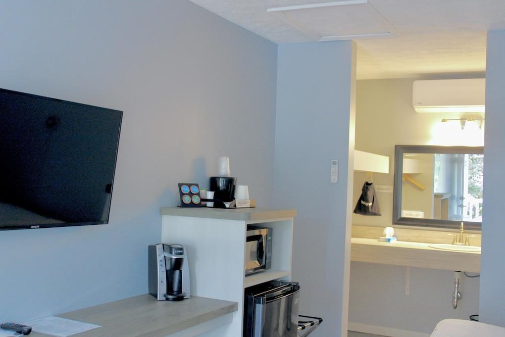 Empire Lakeshore Inn photo 14