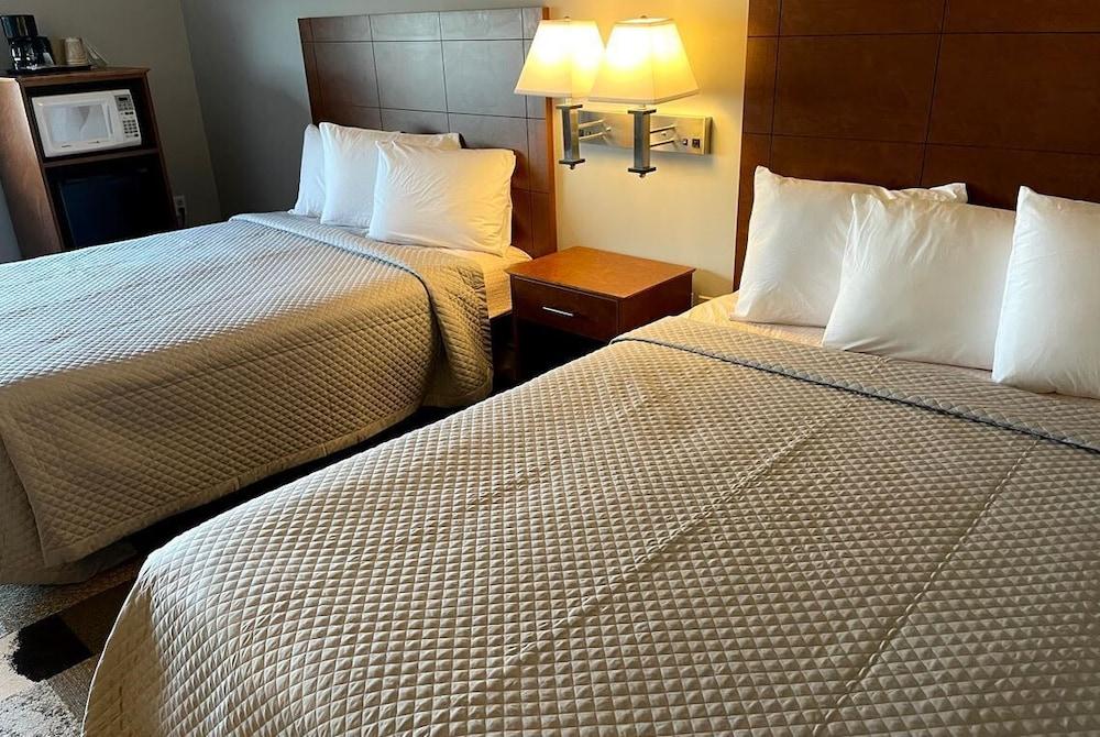 Commodore Perry Inn and Suites photo 7