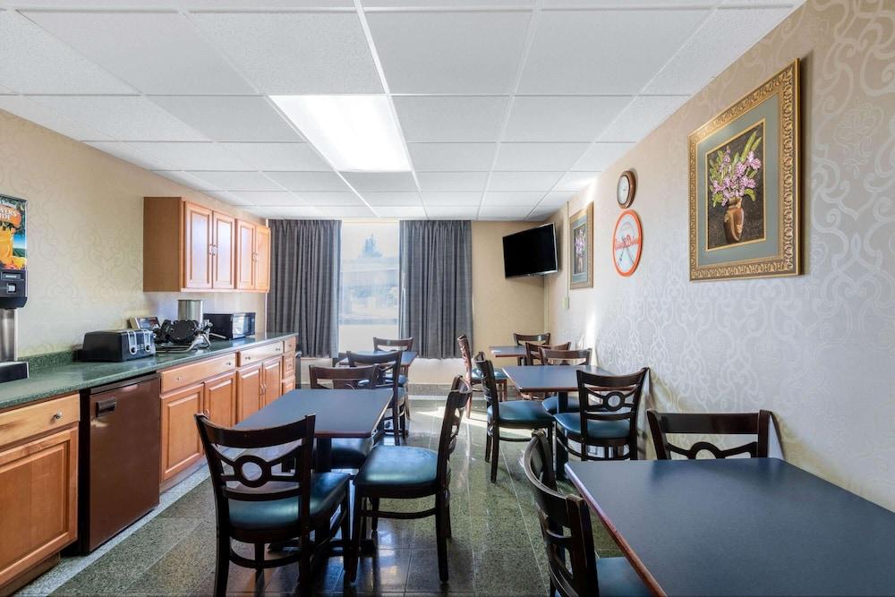Howard Johnson by Wyndham Gillette photo 41
