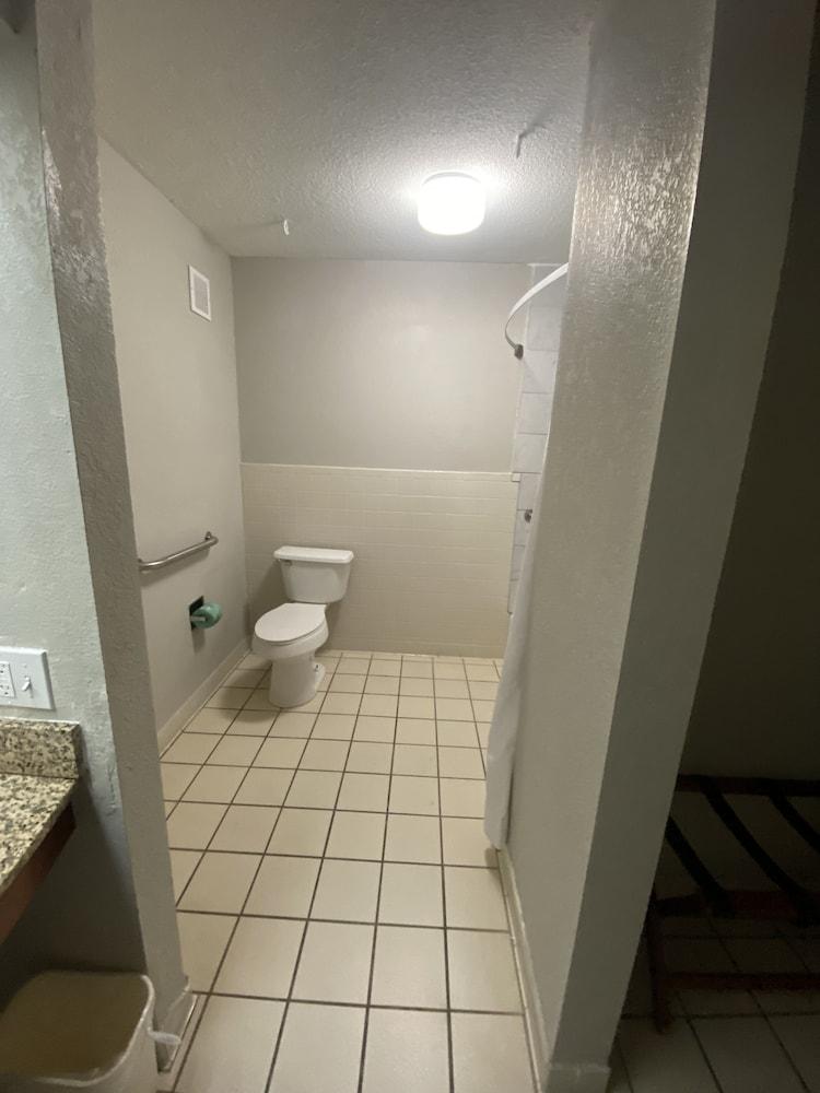 Days Inn by Wyndham Ozark photo 4