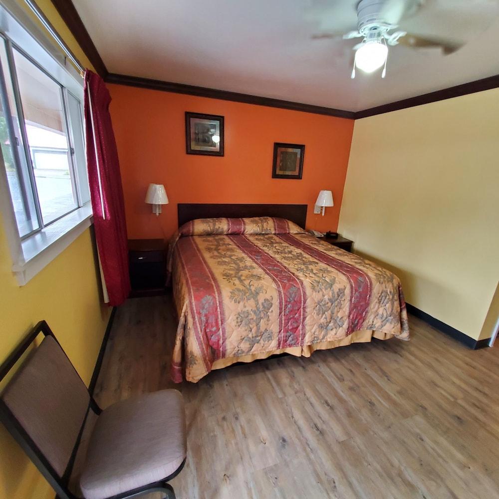 Vanguard Motel photo 8