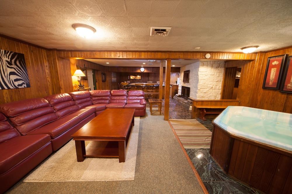 Log Cabin Lodge & Suites photo 37