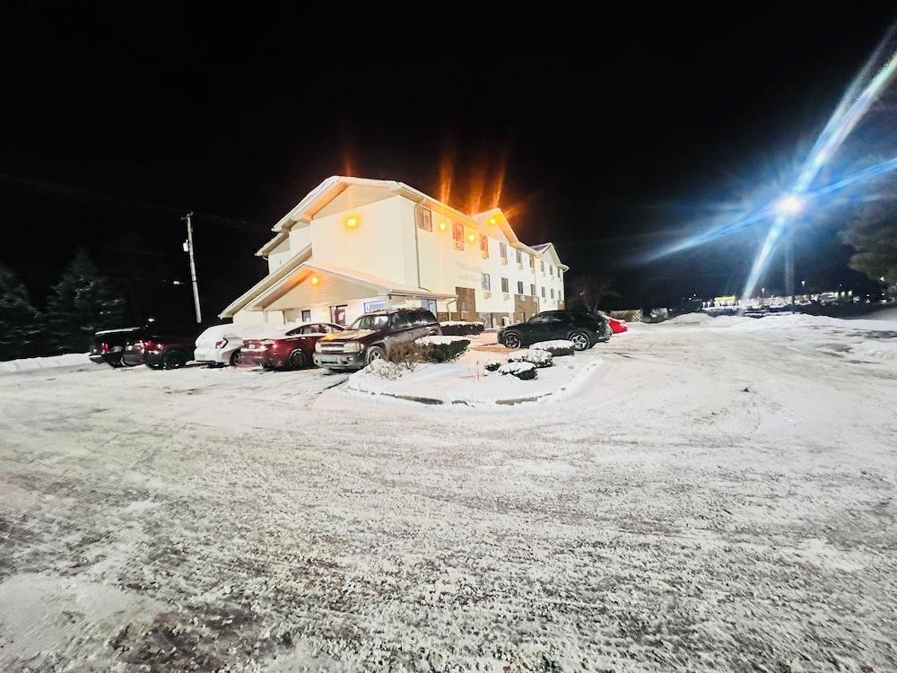 Super Inn by OYO Lansing MI photo 23