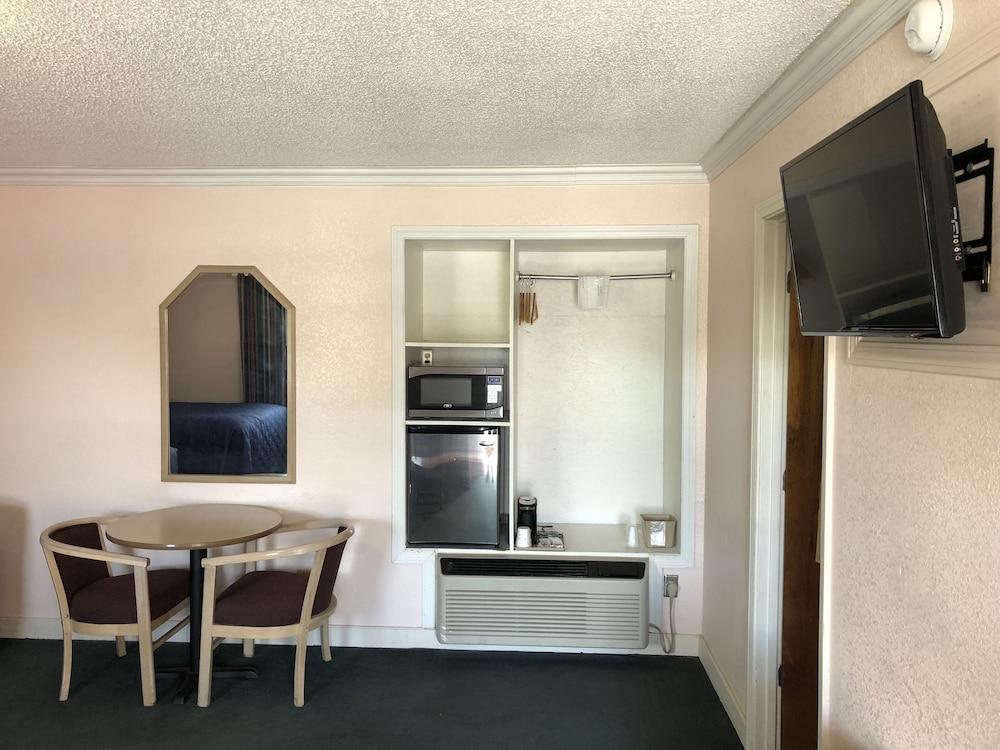 Budget Inn photo 5