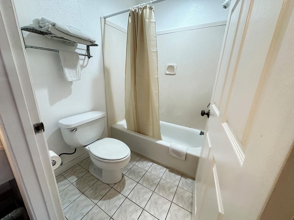 ROYAL INN photo 32