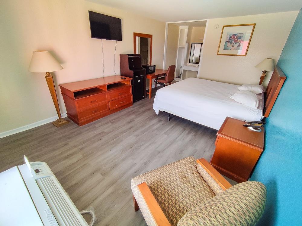 Clover Inn & Suites photo 10
