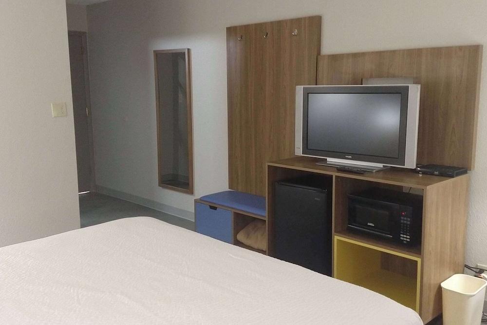 Days Inn by Wyndham Rawlins photo 33