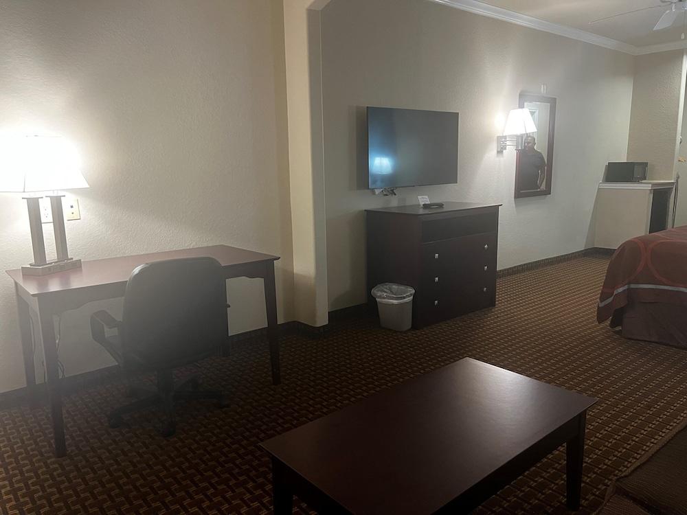 Super 8 by Wyndham IAH West/Greenspoint photo 9