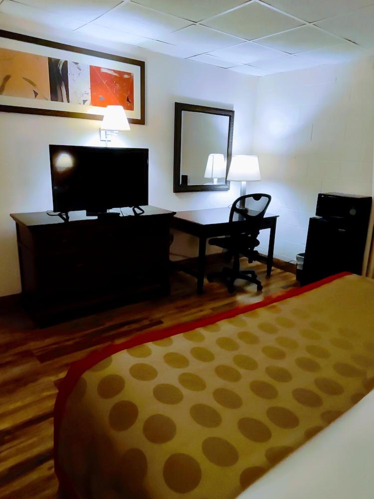 Ramada by Wyndham Albert Lea photo 27