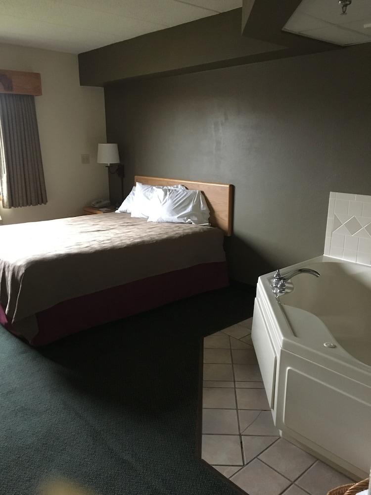 Moose Lake Lodge & Suites photo 10