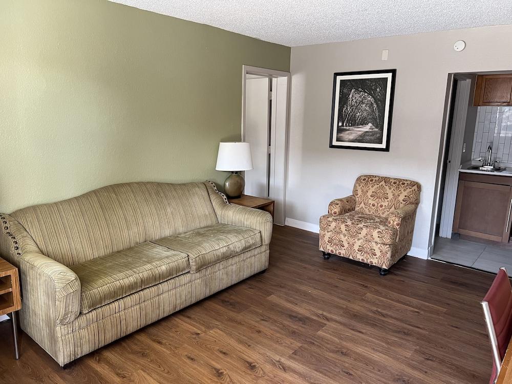Baymont by Wyndham Odessa University Area photo 9