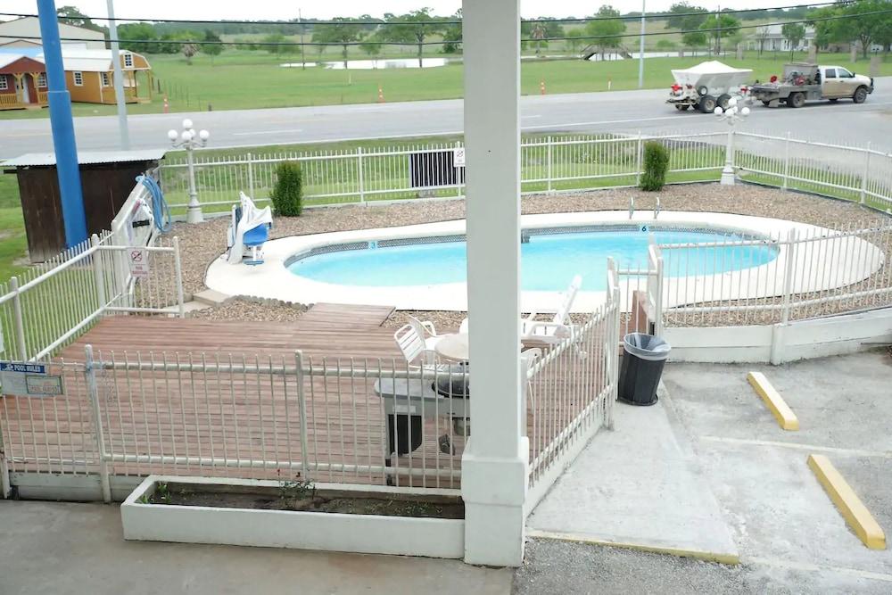 Giddings Executive Inn photo 15