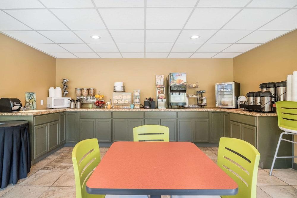 Econo Lodge Inn And Suites photo 13