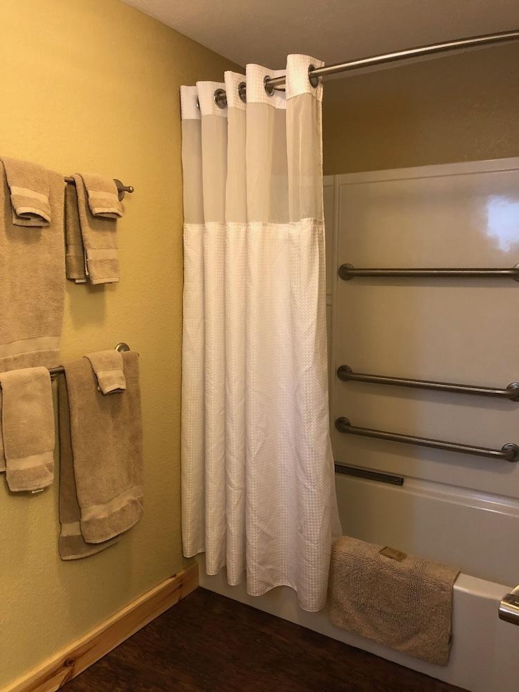 Tahquamenon Suites Lodging photo 25
