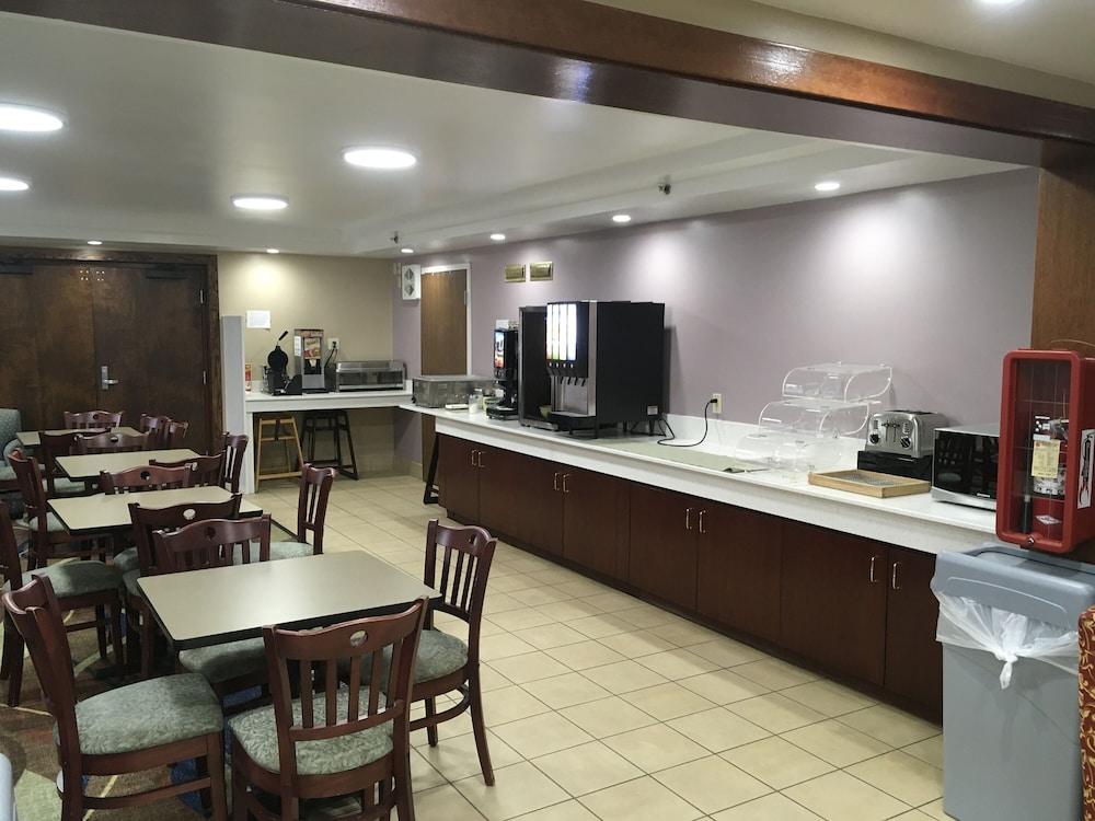 All Seasons Inn & Suites photo 3