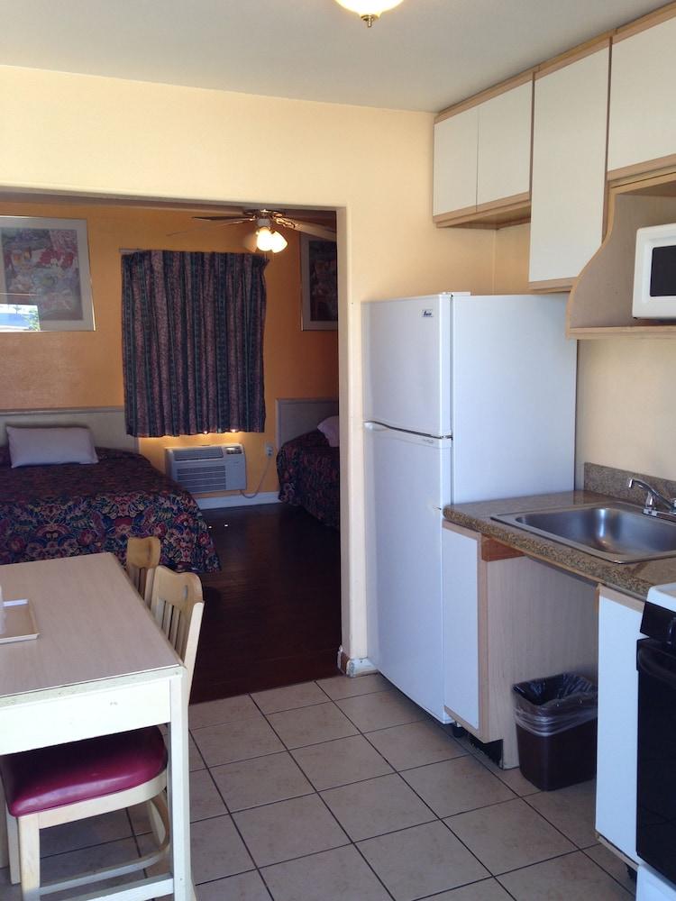 Deluxe Inn photo 13
