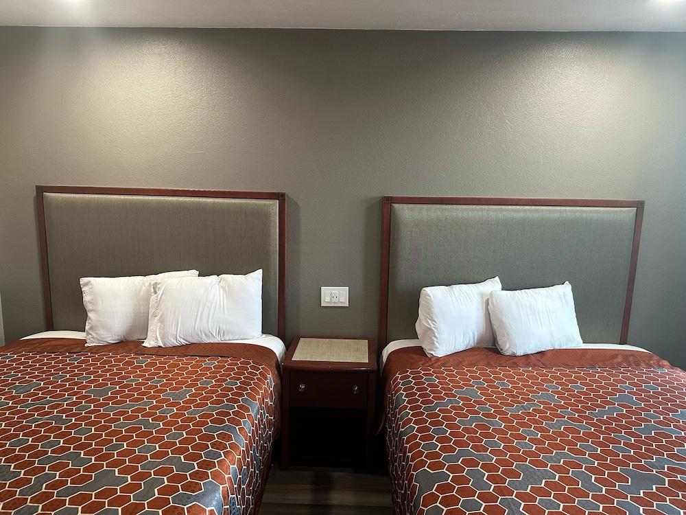 ROYAL MOTEL TRACY LLC photo 5