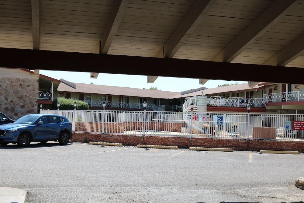 Friendship Inn photo 26