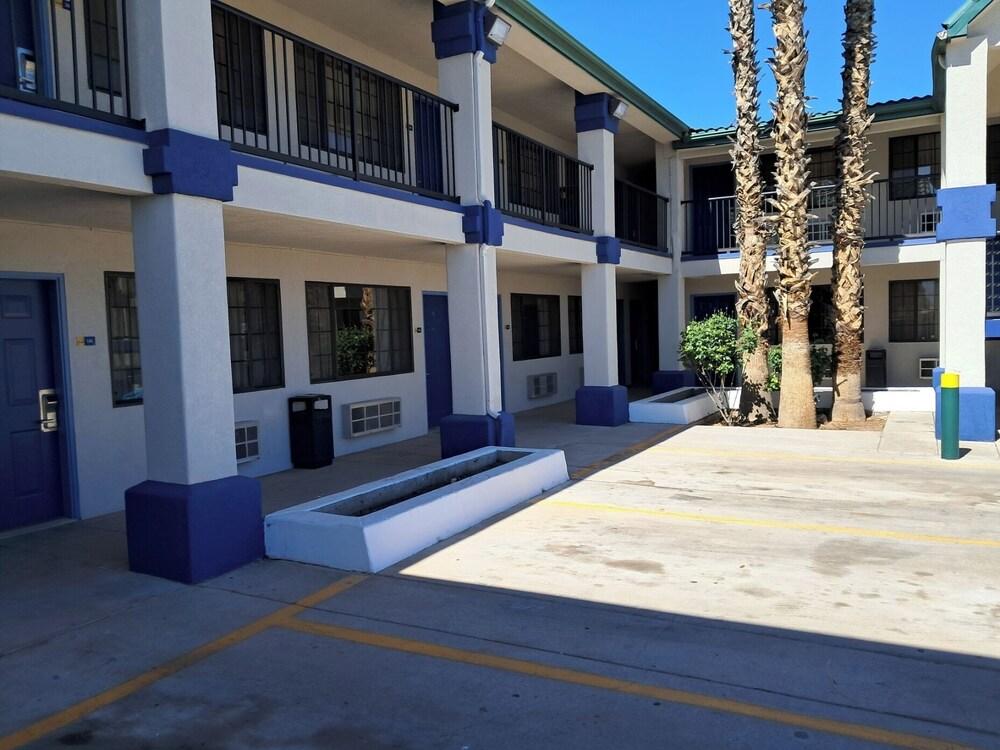 Days Inn by Wyndham Safford, AZ photo 24